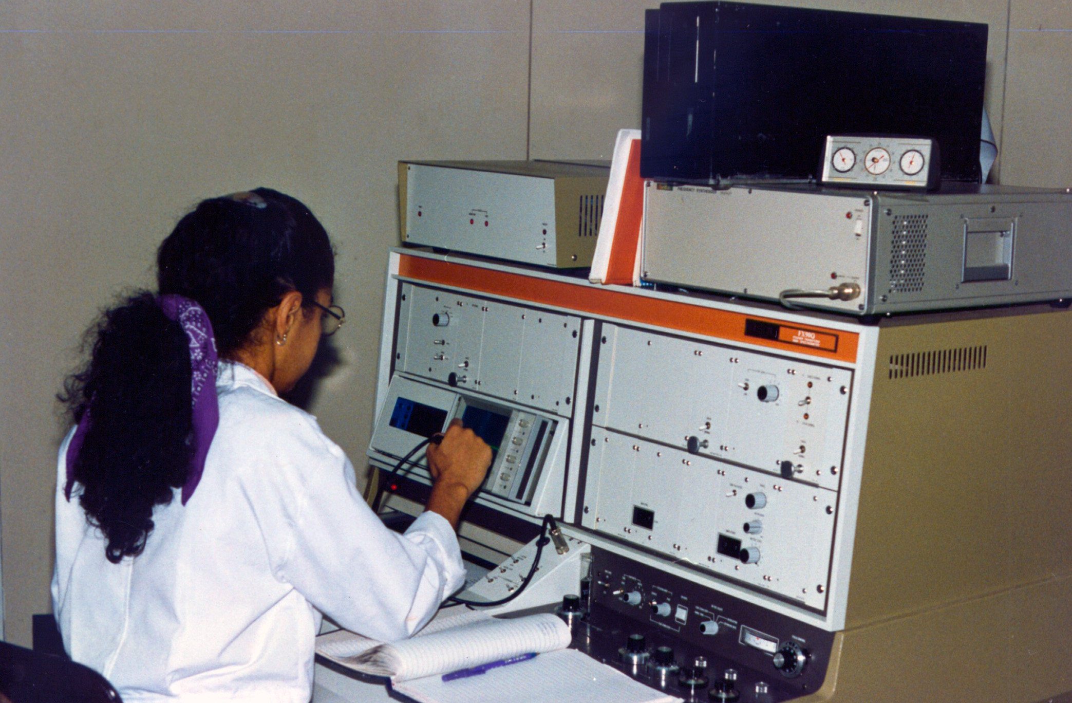 Mujer trabajando con equipo electrónico